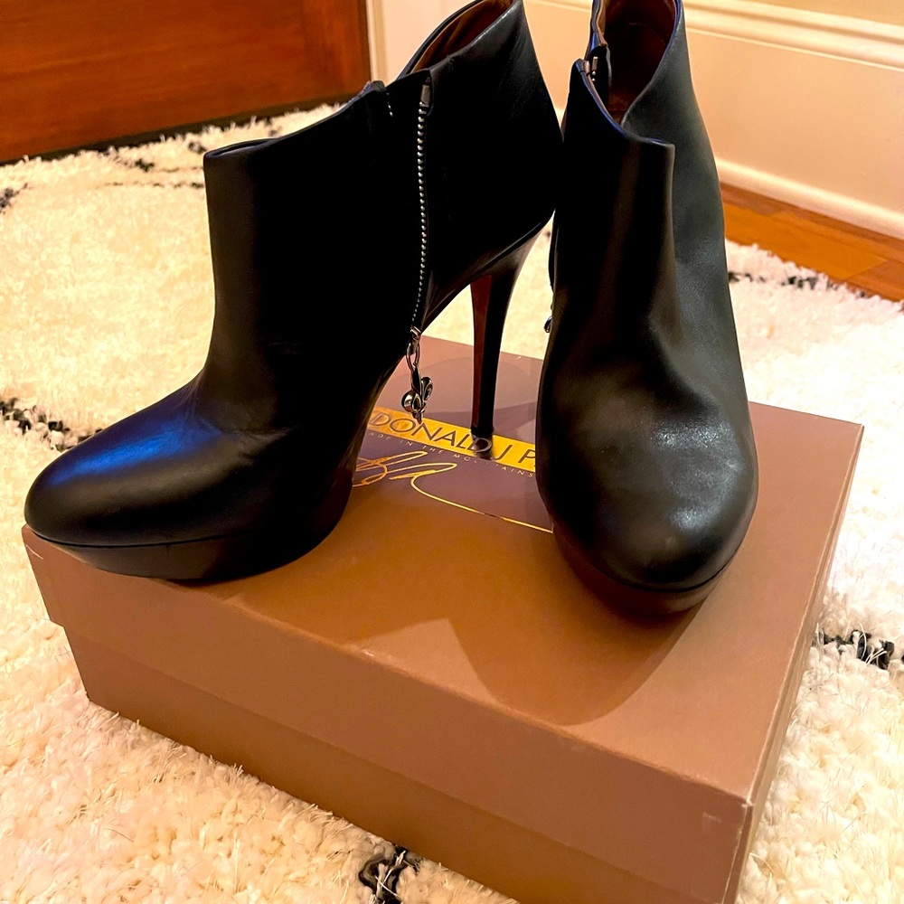 Donald Pliner Black lamb skin leather platform Booties 8 Medium
